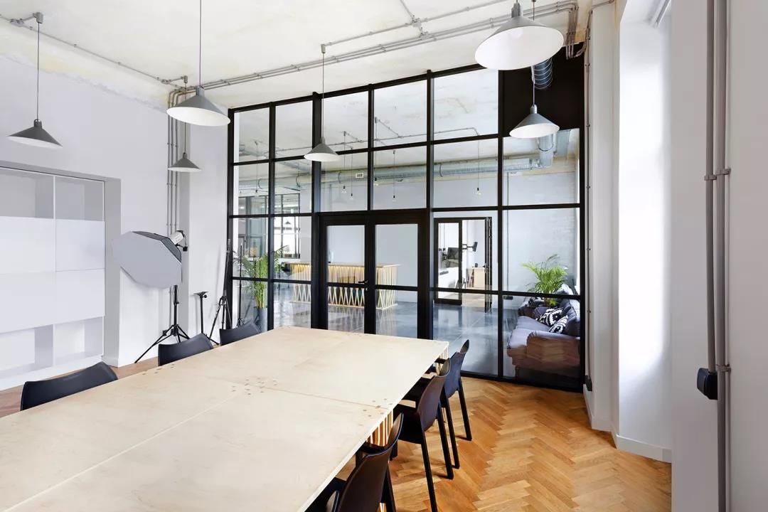 办公室装修设计，以原始特色为前提的现代办公空间